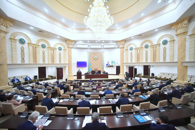 Сенат мемлекеттік қызметтерді жетілдіретін заңды мақұлдады