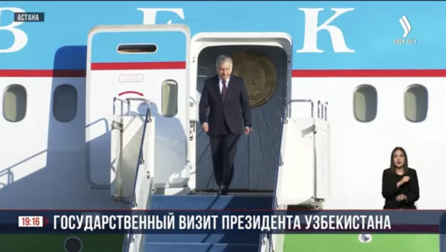 К. Токаев встретил в столичном аэропорту Президента Узбекистана