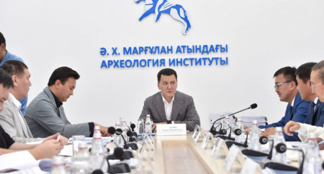 Ерлан Қарин жаңа академиялық басылымның редакциялық алқа жетекшілерімен және мүшелерімен кездесті