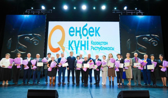 Астанада Еңбек күні қарсаңында бір топ маман марапатталды