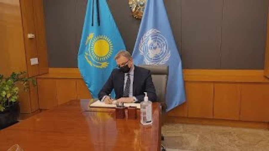 Постпредство РК при ООН открыло книгу соболезнований