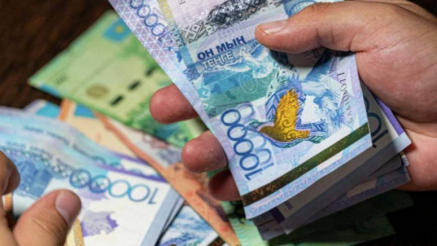 В июне курс тенге ослаб на 13,3%