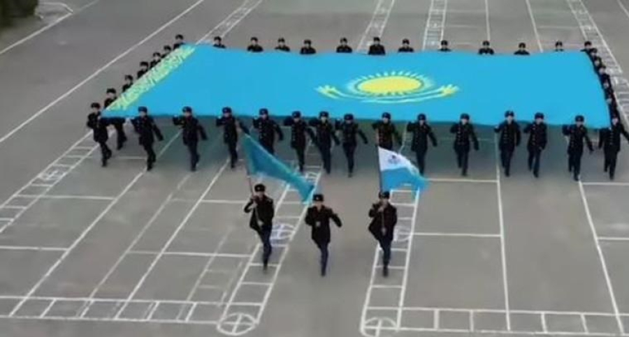 Қазақстандық матростар Ақтауда Республика күніне арналған флешмоб ұйымдастырды