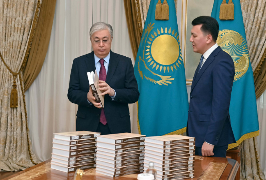 Президентке саяси қуғын-сүргін құрбандарын толық ақтау жөніндегі көптомдық құжат таныстырылды
