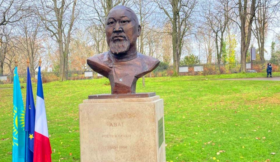 Бюст Абая открыли в Париже