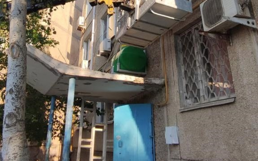 Водой из кондиционера поливают деревья жители многоэтажки в Актау