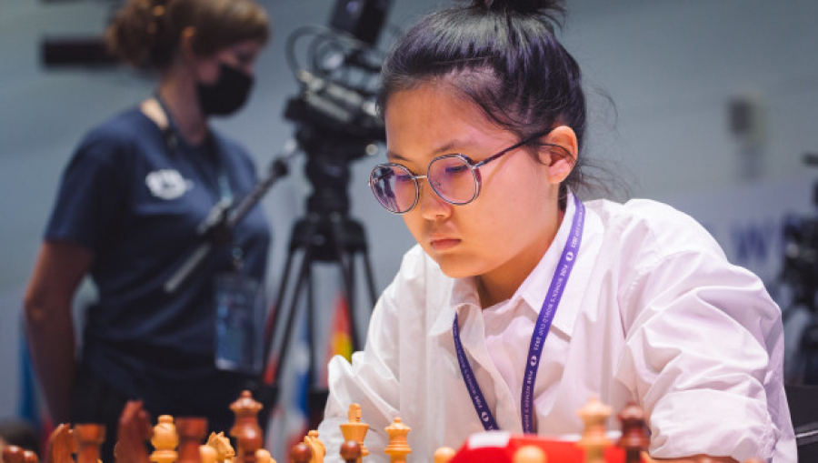 Бибісара Асаубаева FIDE-нің рейтингісі ең жоғары шахматшысын жеңді
