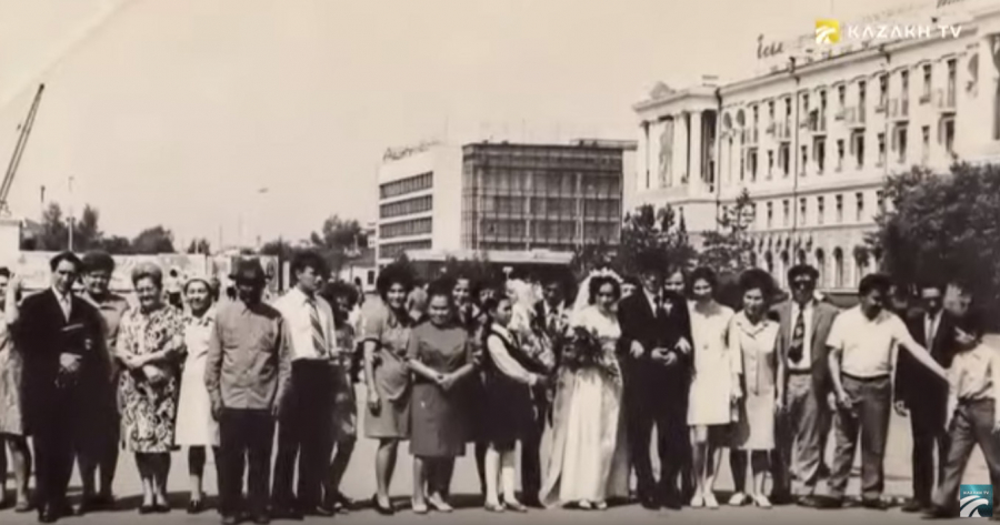 Ақмоланың орталық алаңындағы фотосессия