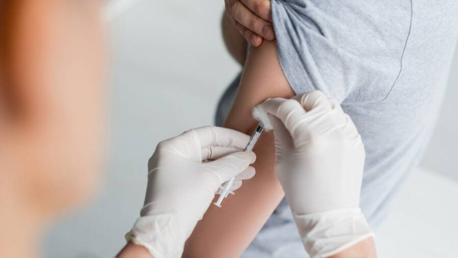 Омикронға қарсы әлемдегі алғашқы вакцина мақұлданды