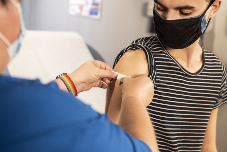 Работников сферы услуг в Казахстане обязали вакцинироваться до 15 июля
