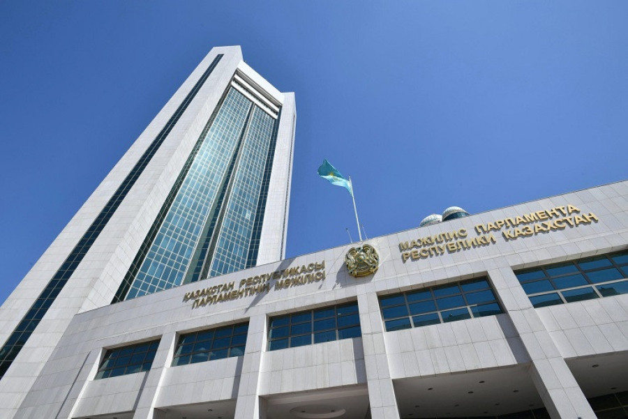 Парламент Елбасы мәртебесінің күшін жоятын заңды қабылдады