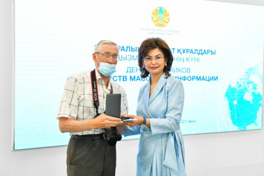 БАҚ қызметкерлері кәсіби мереке қарсаңында марапатталды