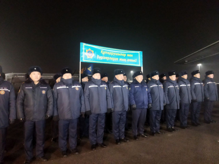 Казахстанские спасатели работали 24 часа без перерыва в первый день в зоне стихийного бедствия в Турции