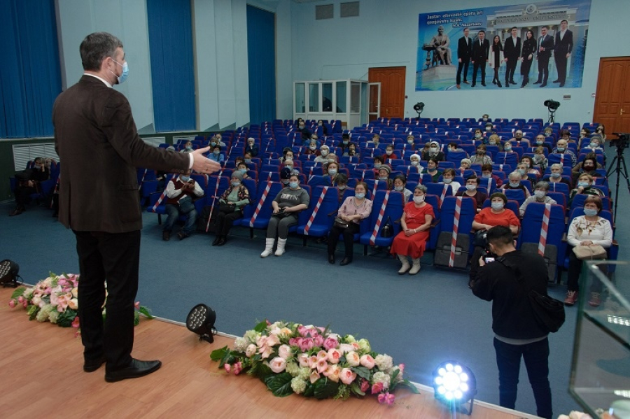 Программу «Серебряный университет» реализуют в Казахстане