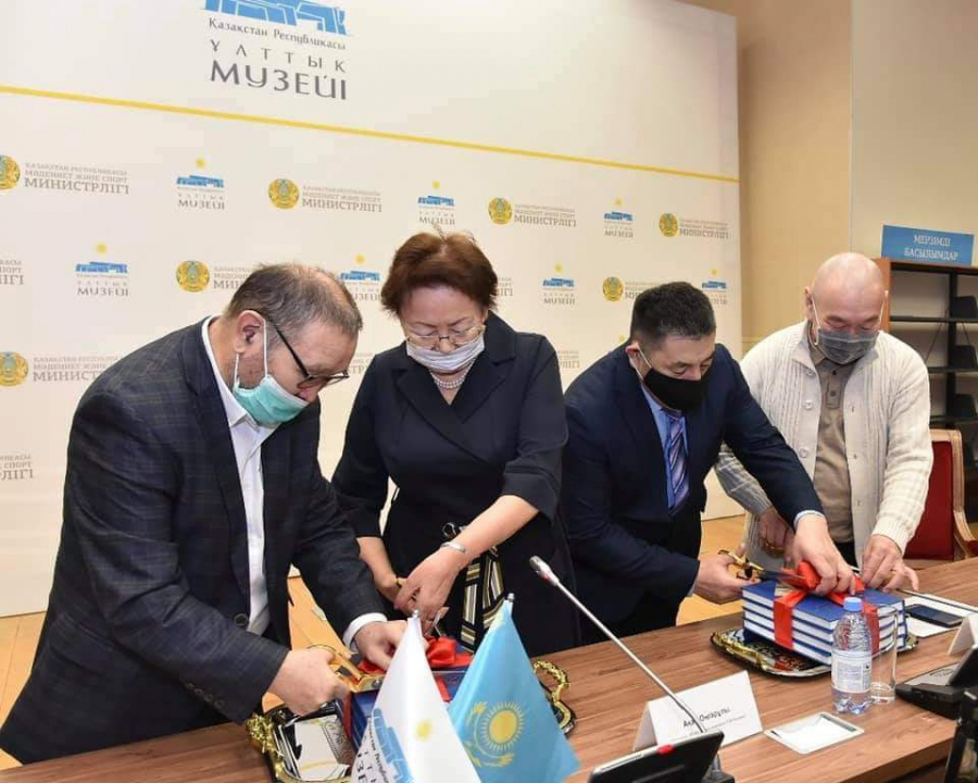 «Далалық Еуразия төсіндегі Сарыарқа мұрасы» атты монография жарық көрді