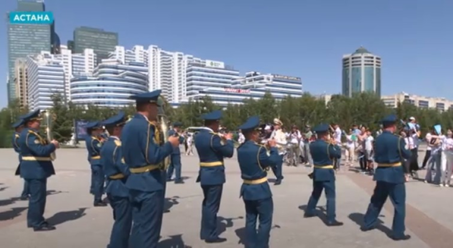 «Менің рәміздерім» акциясы: Әскери оркестрлер Астана көшелерімен жүріп өтті