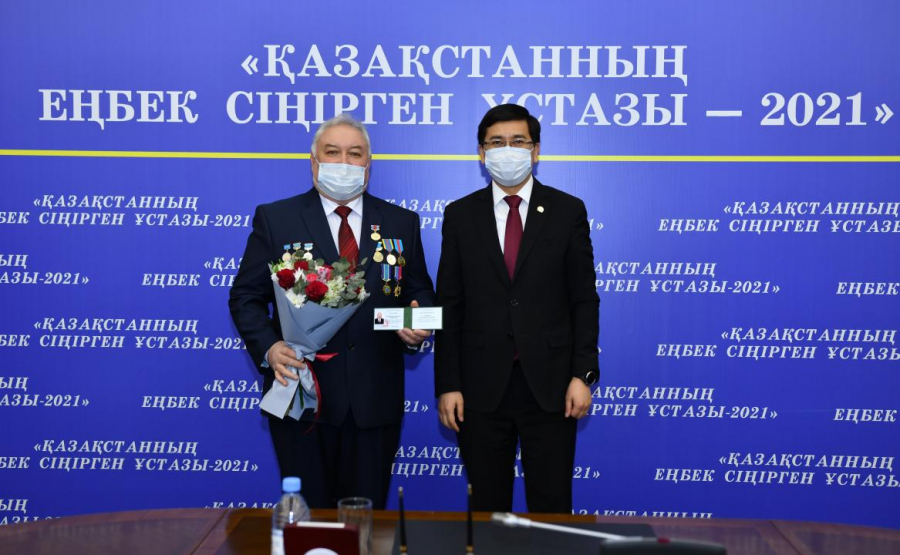 Педагогтерге «Қазақстанның еңбек сіңірген ұстазы» мемлекеттік наградасы берілді