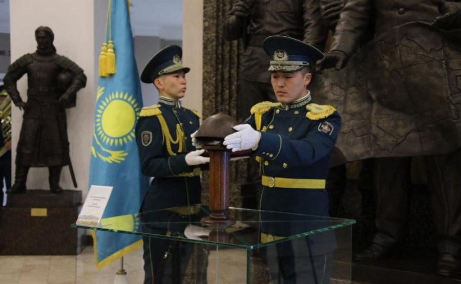 Бөгенбай ұрпақтары батырдың дулығасын мұражайға тапсырды